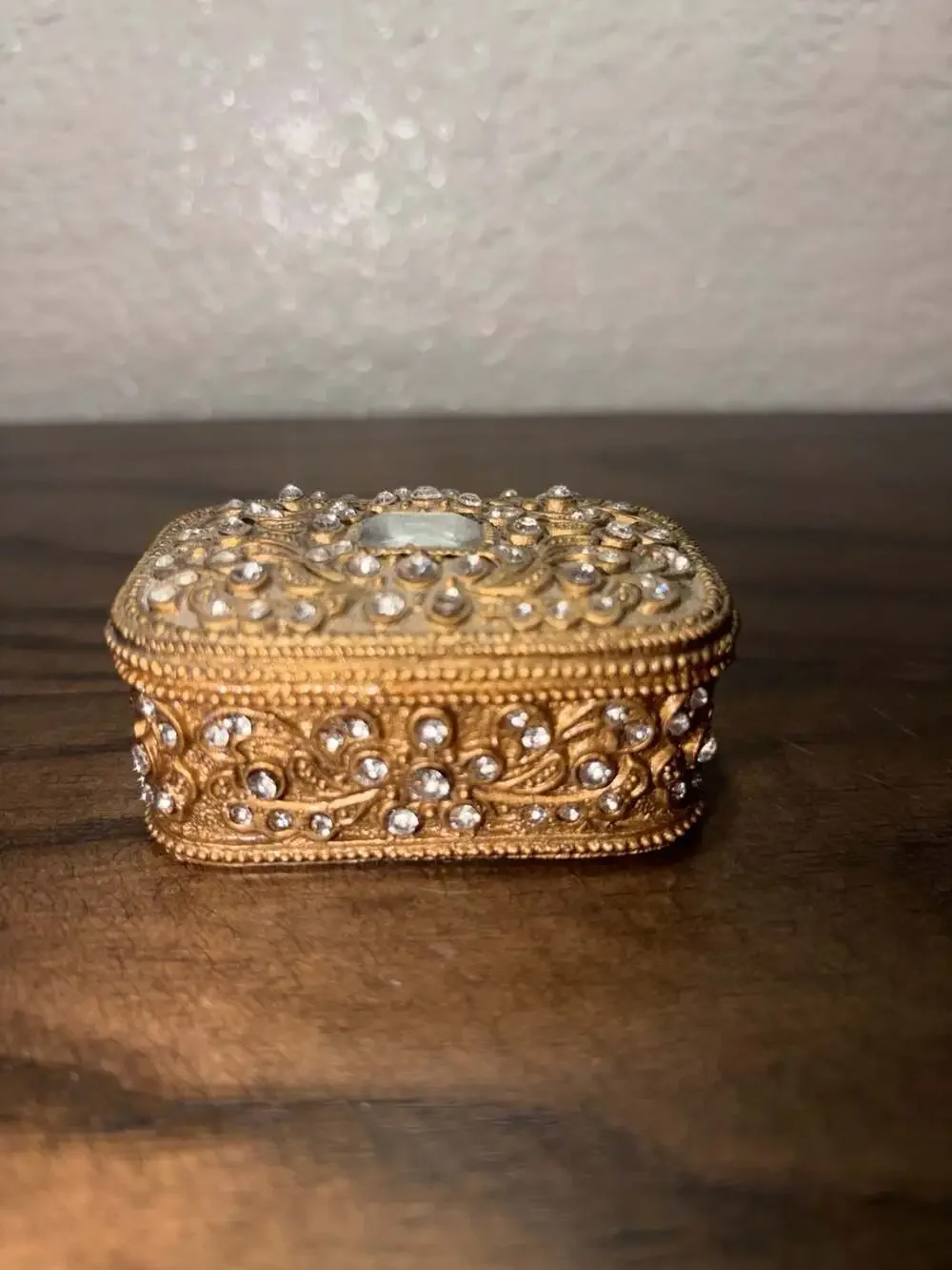 Unbranded gold tone